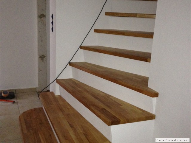 Betontreppe mit Holz belägt